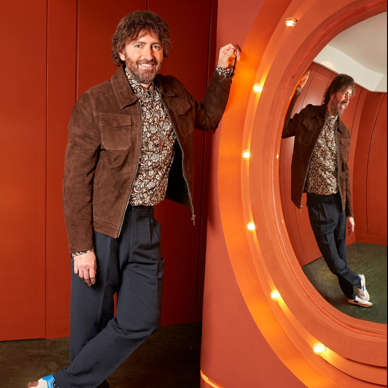 Daniel viste chaqueta de ante, de Antony Morato; camisa de IKKS; pantalón de Mango; y deportivas de Tod´s.