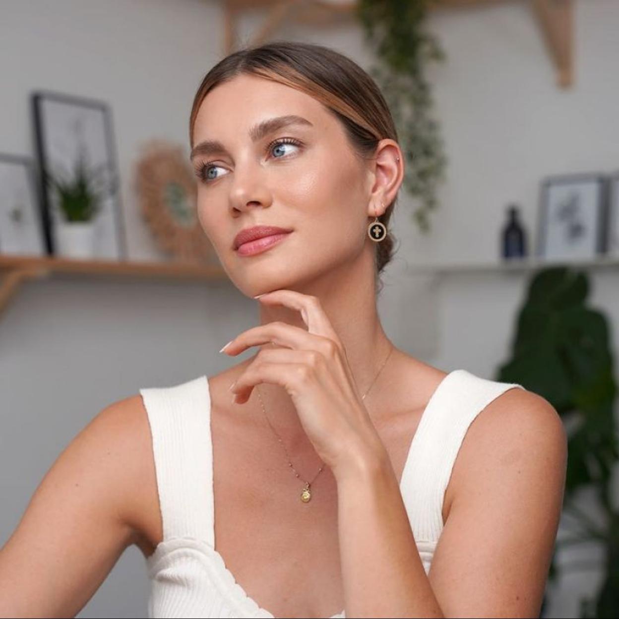 Más allá del uso básico del corrector, estos dos pasos son la clave para disimular de verdad las ojeras oscuras.