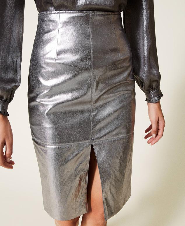 Falda midi efecto piel con encerado de lámina de plata. Tiene un diseño de talle alto y cremallera metálica. Es de Twinset. Precio: 214 €.