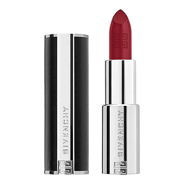 La barra de labios en color rojo de la colección (Le Rouge Interdit Intense Silk de Givenchy.