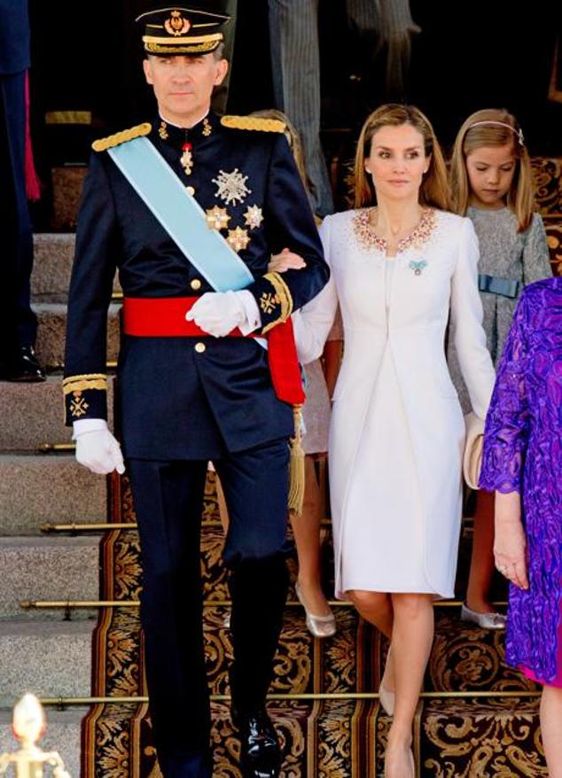 Sabía que el protagonista era para Felipe y así lo demostró con el look escogido. Durante la proclamación como rey de España de Felipe VI, Letizia apostó por la sencillez y, por supueso, por Felipe Varela, el que fuera su diseñador de cabecera por aquel entonces. Se trataba de un dos piezas en color blanco roto que también pasará a la historia.