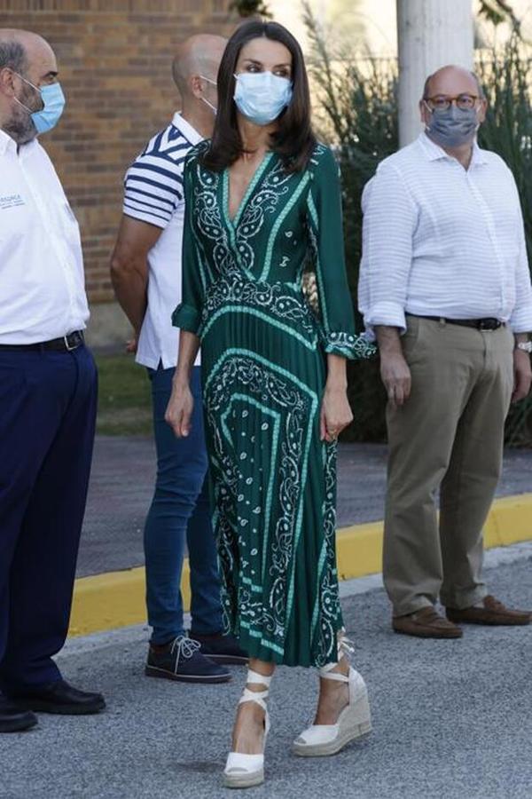 Probablemente este sea uno de los vestidos que más hemos visto a la reina Letizia. Está entre su lista de favoritos y no es para menos. Se trata de un modelo de Sandro en color verde botella y estampado tipo pañuelo. Tiene un diseño con falda plisada que sienta de maravilla y que es de lo más ponible, como ha demostrado la monarca.