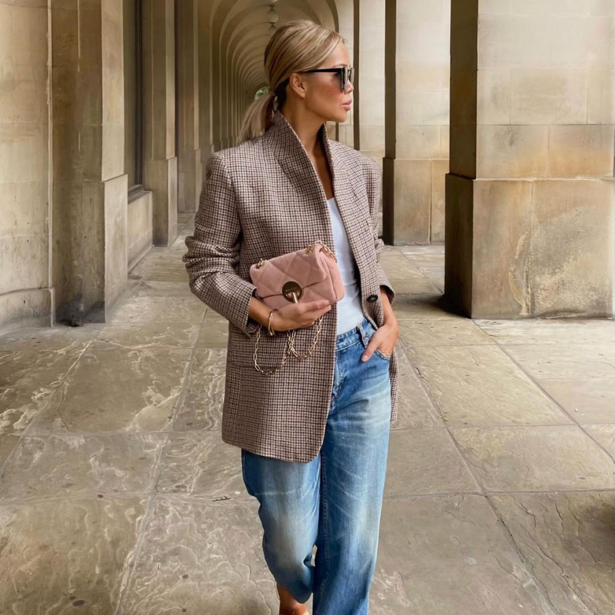 Así queda la blazer de cuadros de H&M.