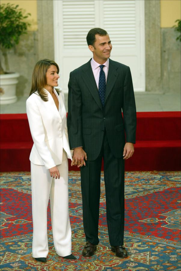 Y si el vestido de novia acaparó todas las miradas, no se quedó atrás el look escogido para hacer oficial el matrimonio y revelar ante los medios la pedida de mano que le había hecho Felipe. Para entonces, doña Letizia optó por la fórmula que nunca falla: un traje de dos piezas. Escogió un diseño en color blanco de chaqueta y pantalón recto de lo más acertado.