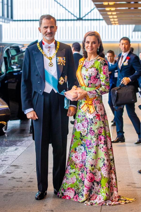 Otra de las claves que han hecho a Letizia colocarse como icono de estilo son los guiños que hace con la ropa escogida allá donde viaja. Solo hay que ver el precioso look que llevó a la ceremonia solemne de entronización de Naruhito de Japón. Allí lució un vestido de flores de Matilde Cano con una clara inspiración oriental.