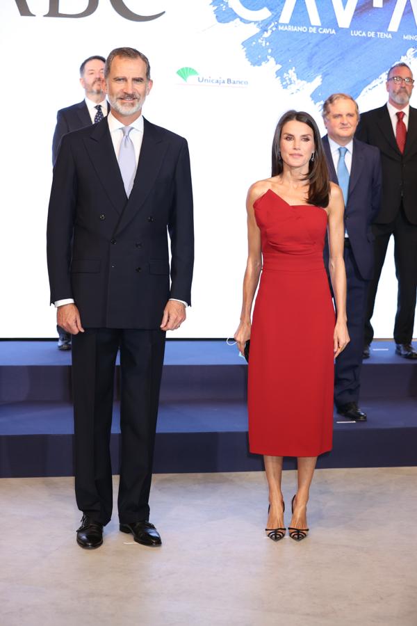 A su lista de vestidos rojos muy favorecedores tenemos que añadir este que también llevó en la gala de premios mencionada anteriormente. Esta vez fue en la edición de 2019, cuando doña Letizia deslumbró con este diseño de Robero Torretta que le sentaba como un guante.