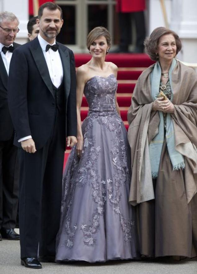 Una de las primeras veces que la reina Letizia destacó estilísticamente fue en 2011, cuando acudió a la gala previa de la boda de los duques de Cambridge y deslumbró con este diseño lila de Felipe Varela.