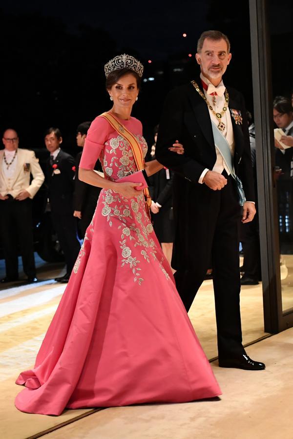 No fue de rojo, pero también triunfó con el rosa. Los looks más espectaculares son los de gala y este de Carolina Herrera que llevó en 2019 en una visita oficial a Japón no se quedó atrás. Con tiara y 'clutch' a juego, la monarca se llevó un diez por este impecable estilismo.