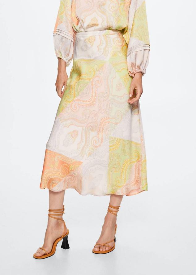 Falda midi en tejido fluido con tiro alto y diseño de línea evasé con vuelo, en estampado paisley multicolor con tonos pastel, de Mango. Cómprala a 49,99 euros.