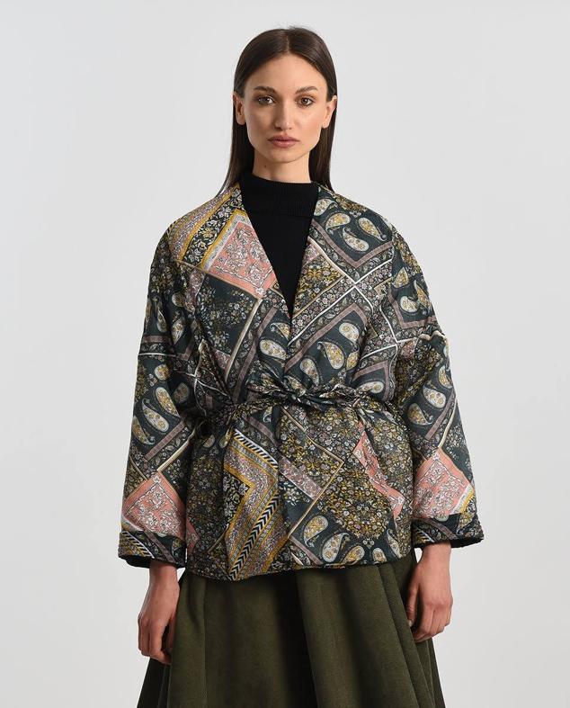 Kimono corto acolchado con silueta relajada, mangas largas acampanadas y cierre mediante cinturón de lazada, en estampado paisley verde oscuro, de Molly Bracken. Lo encontrarás en El Corte Inglés por 119,90 euros.