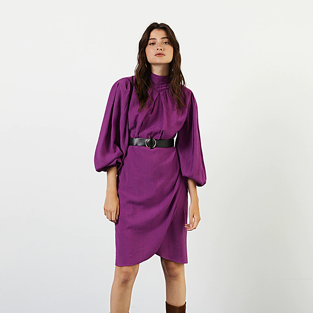 Imagen principal - Los vestidos morados mini de invitada.