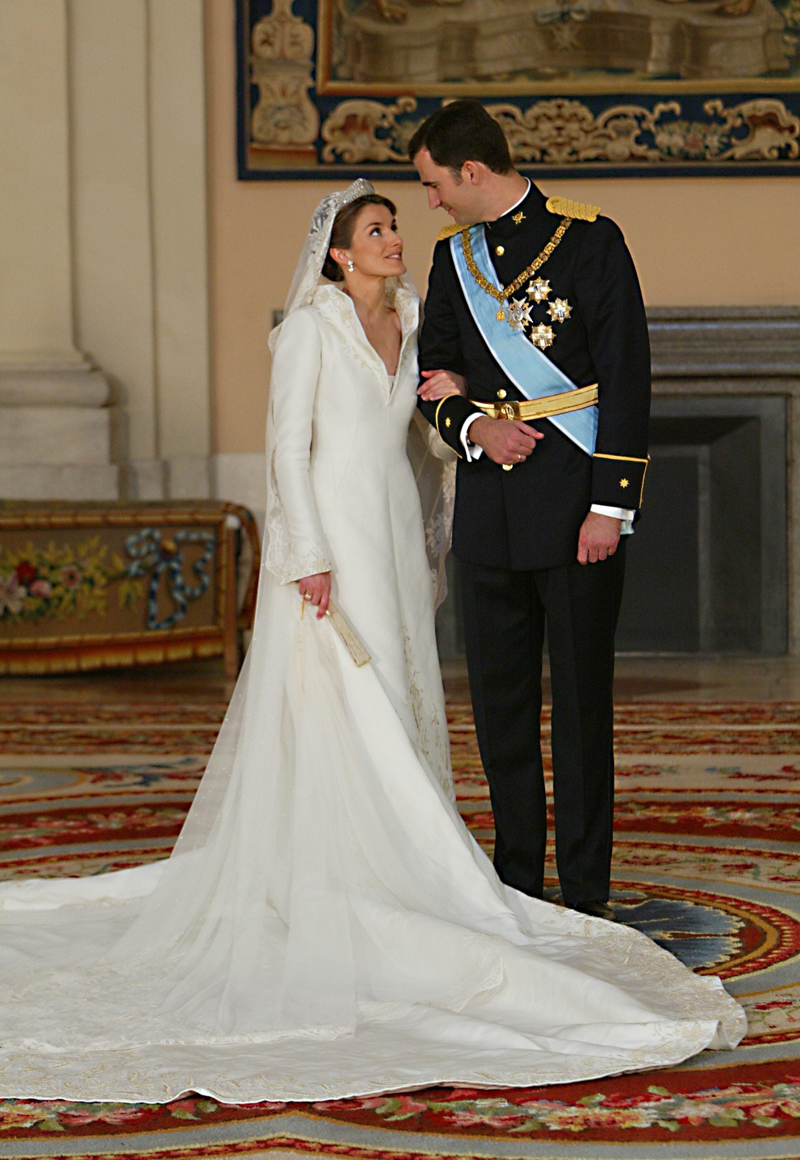 Don Felipe y doña Letizia se casaron en Madrid en una boda de cuento (y pasada por agua) el 22 de mayo de 2004. El vestido de Pertegaz que lució la novia ya es historia de la moda de nuestro país.