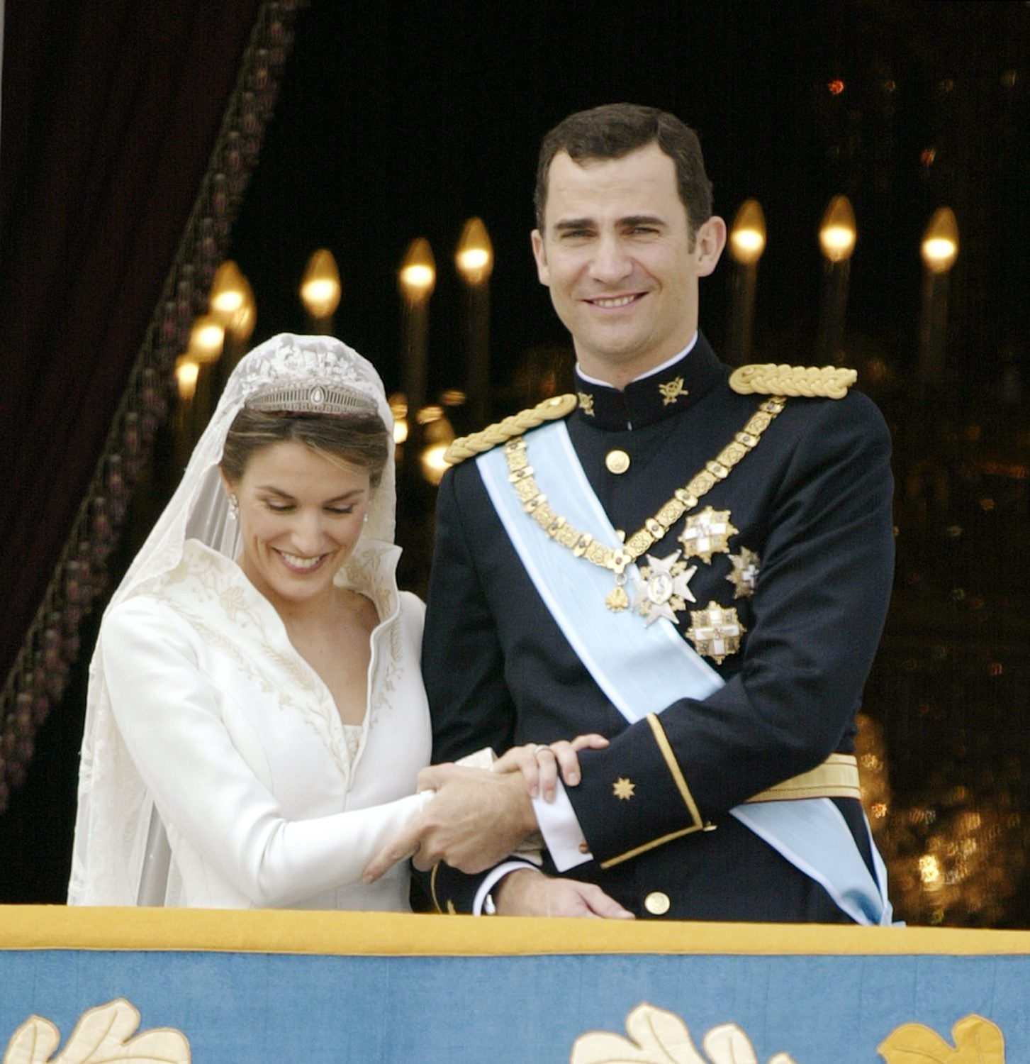 Los príncipes de Asturias, emocionados y muy sonrientes en el saludo desde el balcón del Palacio Real el día de su boda.