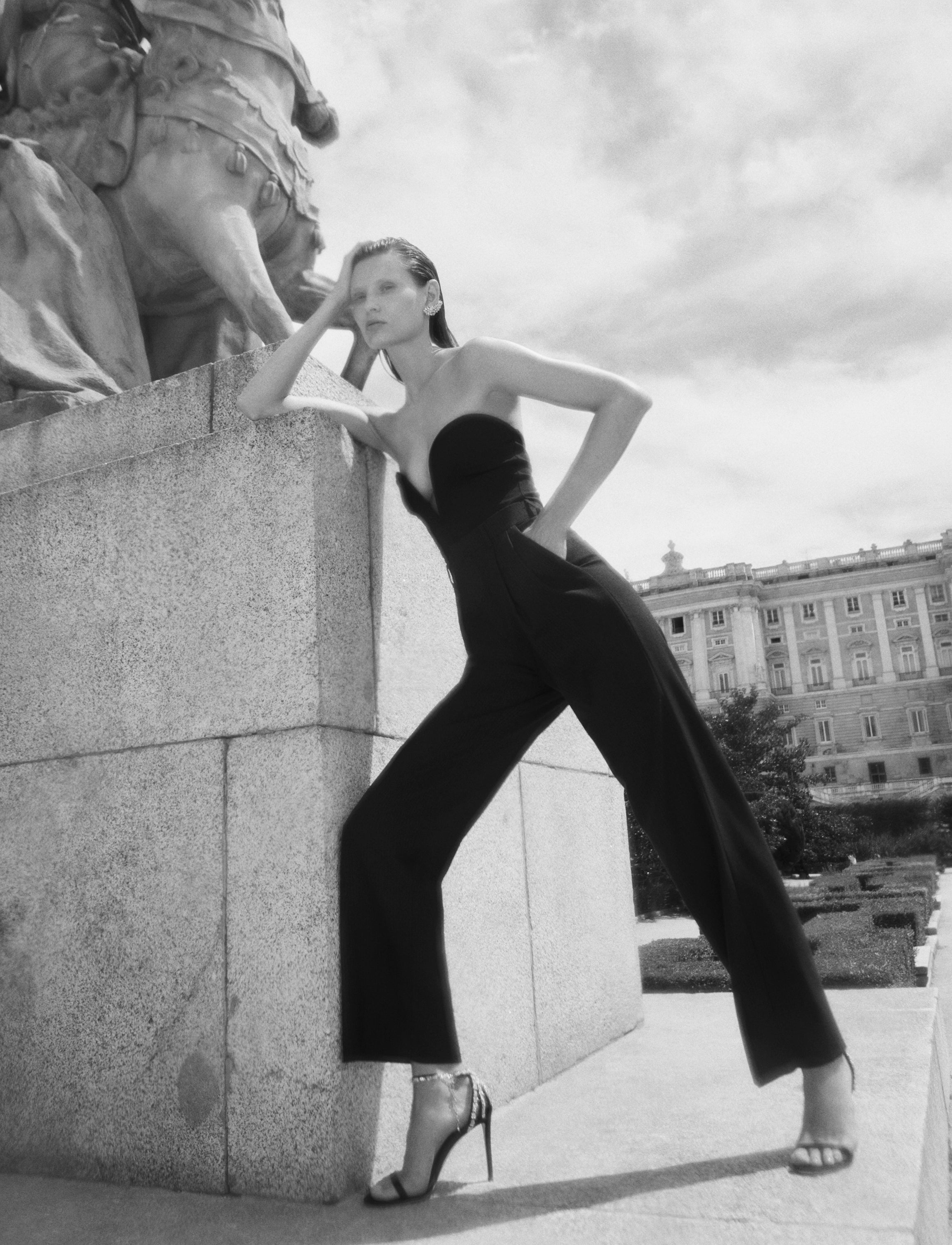 Body de Zara, pantalón de Celine, sandalias de Giuseppe Zanotti y pendientes earcuff de Customima.