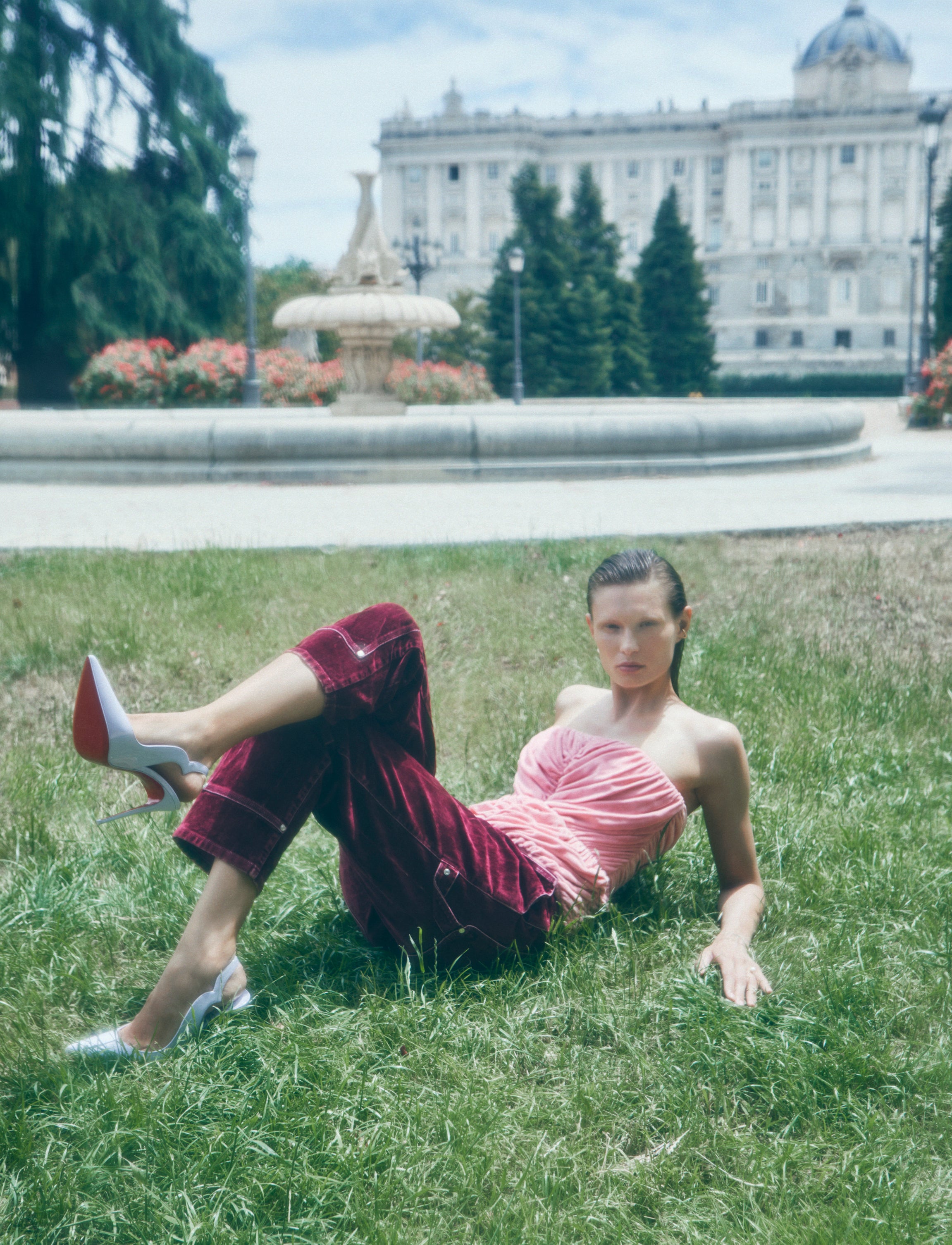 Corsé y pantalón de terciopelo, de Stella McCartney; salones de charol, de Christian Louboutin; y pendientes y anillo de Beatriz Palacios. En la página anterior, corsé con transparencias y pantalón de traje, de Carolina Herrera; sandalias de Steve Madden y pendientes y collar de Chanel.