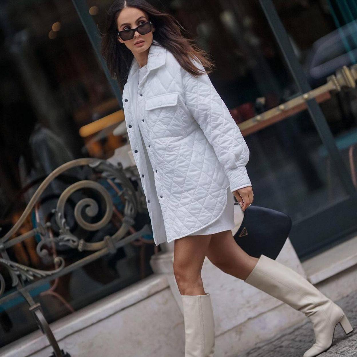 Influencer con total look blanco protagnzado por una chaqueta acolchada