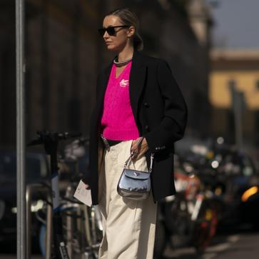 Imagen secundaria 1 - Looks del street style con bolso plateado de Prada.