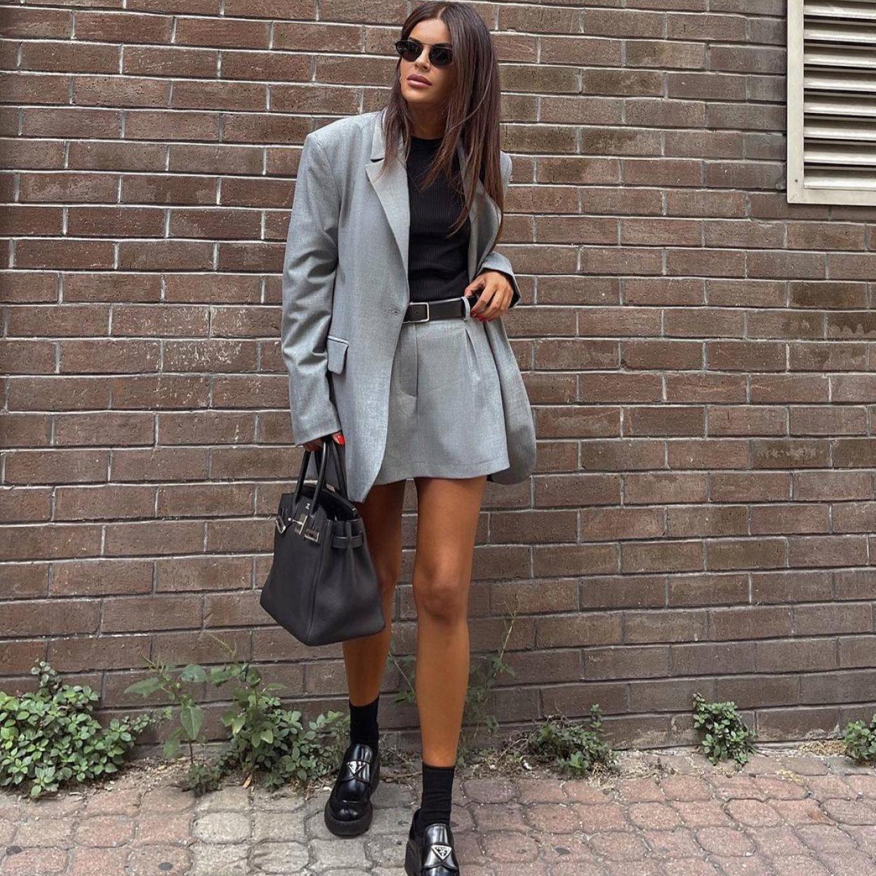Influencer con traje de chaqueta y falda gris de Zara