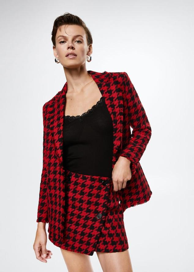 Si lo que buscas es restarle seriedad a este estampado clásico, la minifalda será tu mejor aliada. Llévala en total look con una americana a juego. Mini falda de lana de Mango (39,99 euros). 