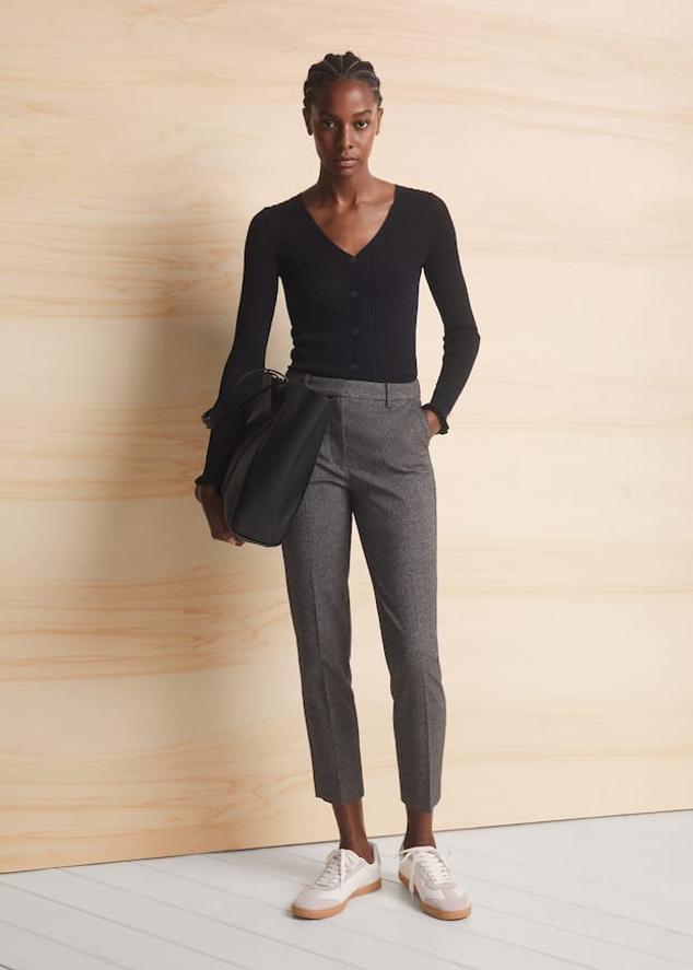 Si quieres escapar del típico pantalón negro, los estampados serán tus mejores aliados. Pantalón con pinzas de Mango (25,99 euros). 