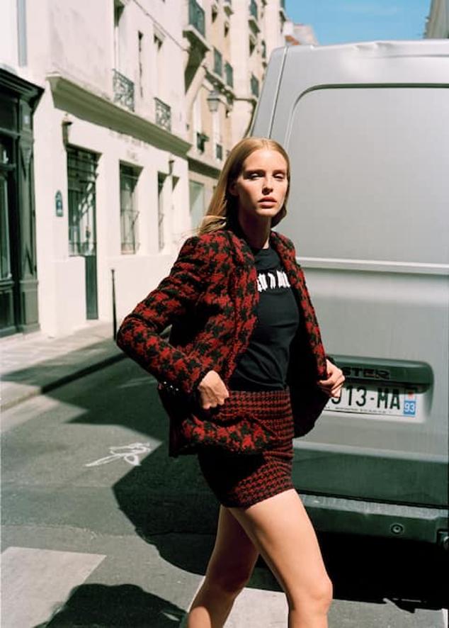 Aunque el blanco y el negro es la combinación ganadora para este tipo de estampados, hay otras alternativas. Chaqueta con estampado de pata de gallo de Mango (89,99 euros). 