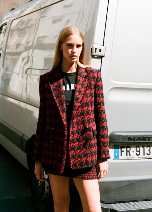 Una prenda clásica, pero que combinada con una minifalda se convierte en pura tendencia. Americana con estampado en rojo y negro de Mango (89,99 euros). 