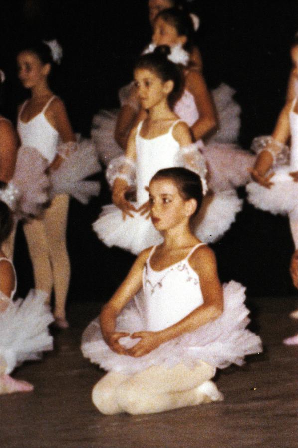 La pequeña Letizia Ortiz en una exibición de ballet durante su infancia en Oviedo.