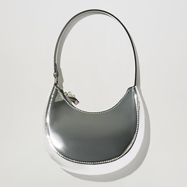 El bolso de Mango plateado.