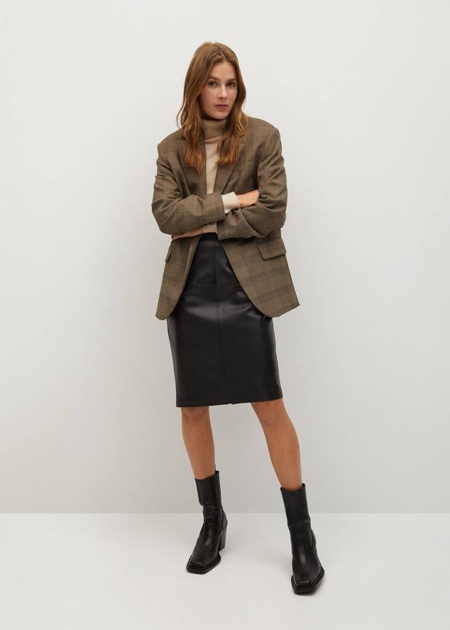 Falda lápiz en tejido efecto piel con tiro alto y bolsillos laterales, color negro, de Mango Outlet. Tiene un precio de 9,99 euros.