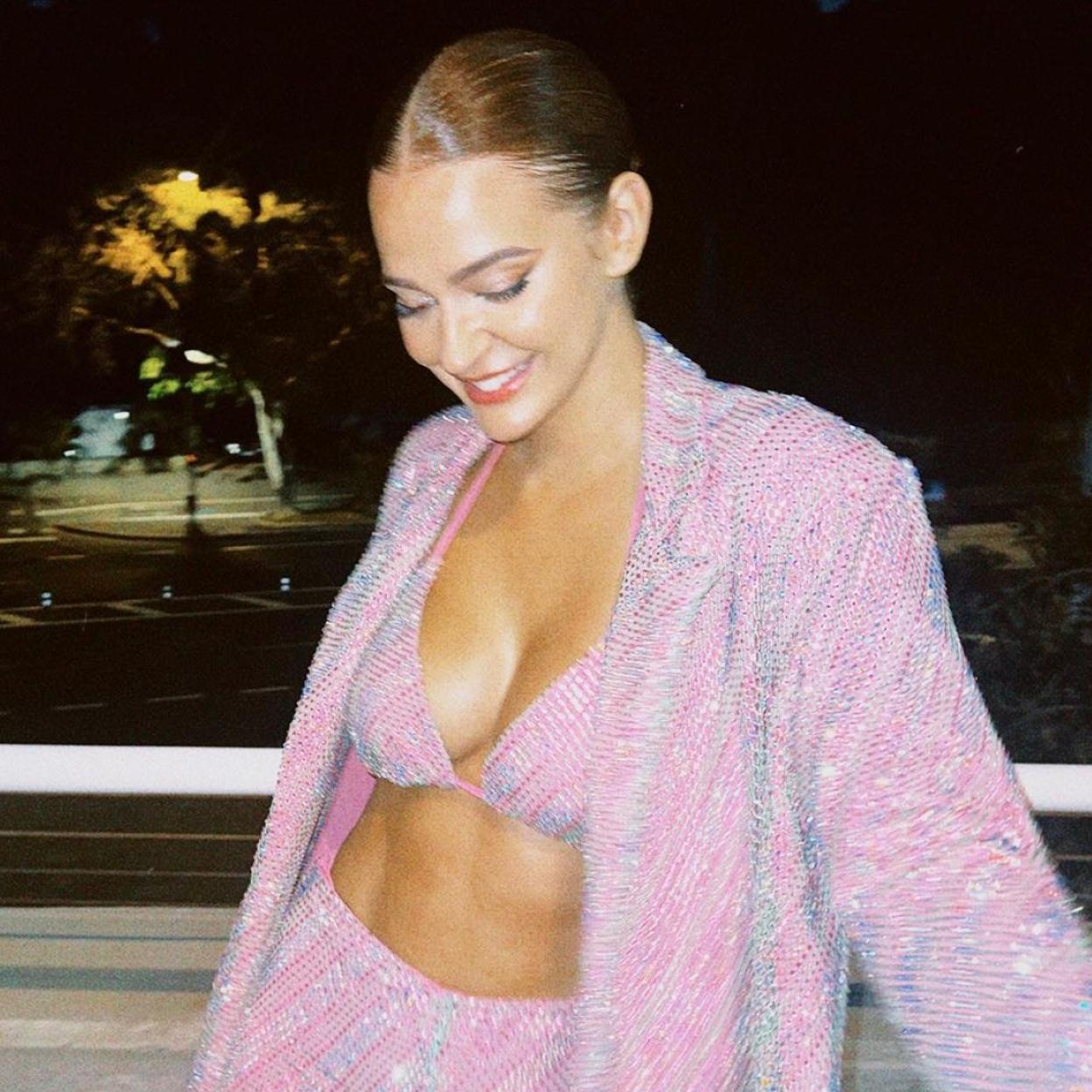 Laura Escanes con el traje rosa.