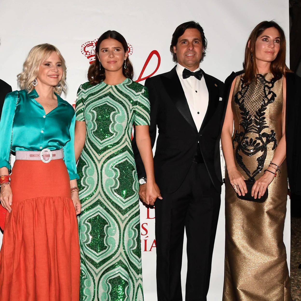 Eugenia Martínez de Irujo posa en un acto con su hija Cayetana, su ex, Fran Rivera, y su actual esposa, Lourdes Montes.