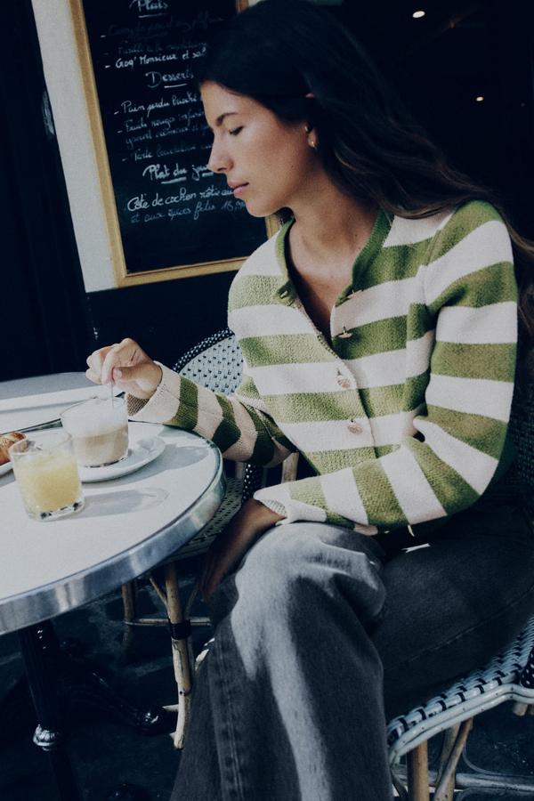 Una versión más reljada, en verde y crudo, de esta chaqueta con botones dorados. Cárdigan de punto con rayas de Zara (29,99 euros). 