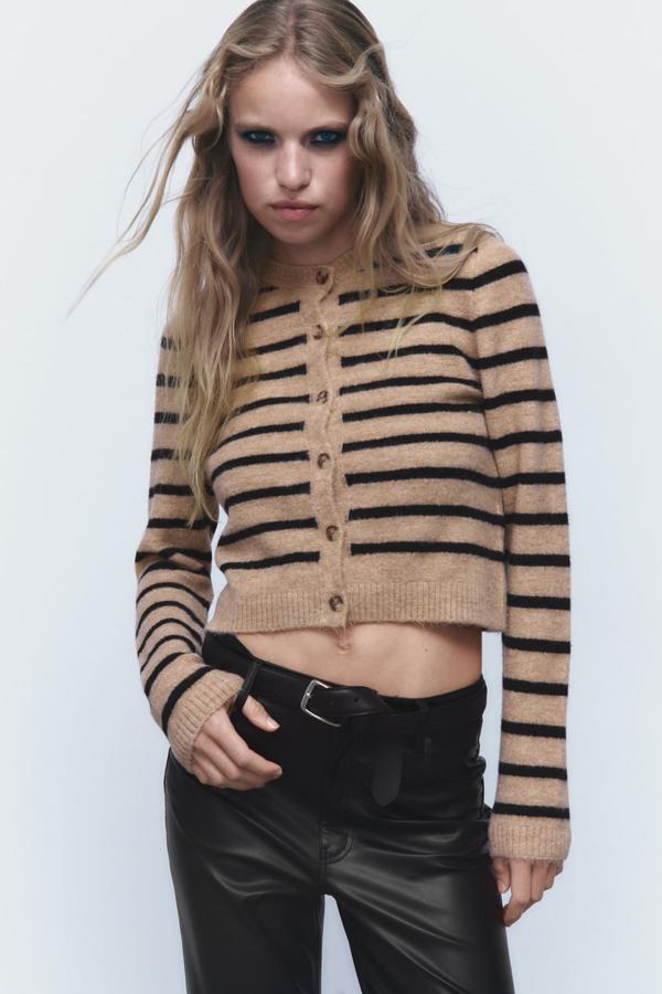 Los tonos tierra resurgen con la llegada del otoño. Chaqueta de punto de Zara (27,99 euros). 