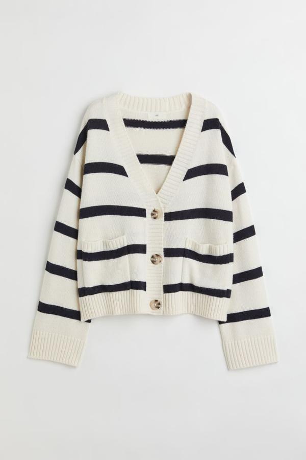 La clásica versión marinera con corte oversize. Cárdigan de rayas de H&M (29,99 euros). 