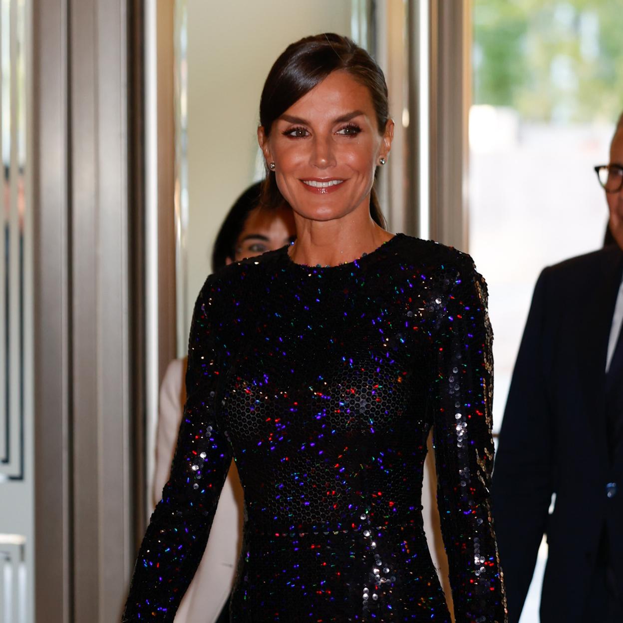 Letizia sorprende con el vestido de lentejuelas más favorecedor y ajustado de la temporada