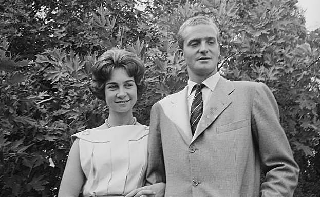 La riena Sofía y el rey Juan Carlos el día de su compromiso.