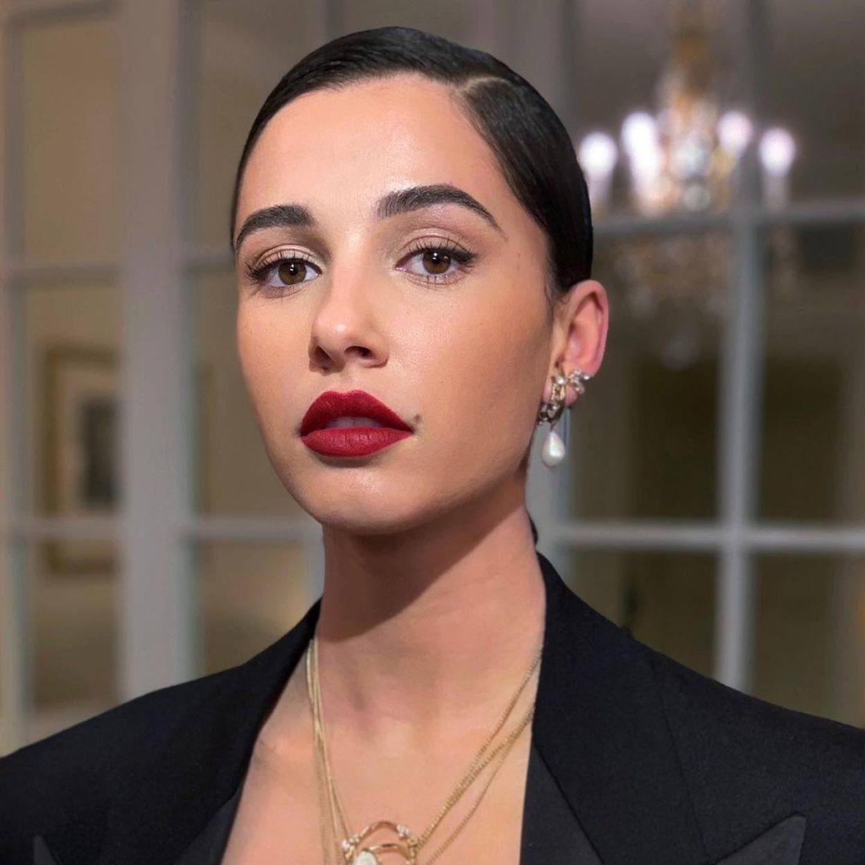 Presume del rostro terso, definido, firme y luminoso de la actriz Naomi Scott con estas ampollas tensoras