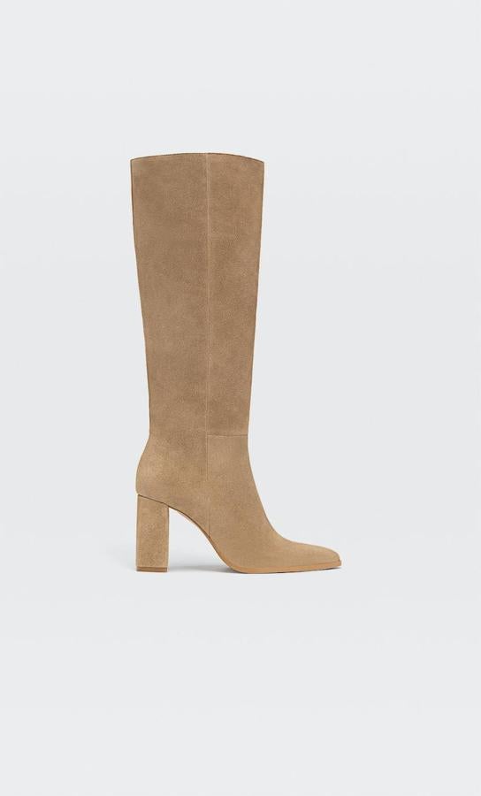 Botas altas confeccionadas en piel de serraje con terminación en punta y tacón ancho, color beige, de Stradivarius. Cuestan 79,99 euros.