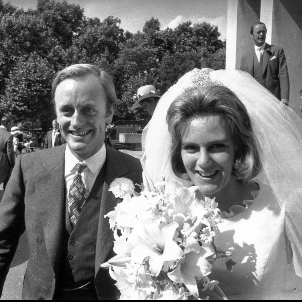 Camilla y su primer marido, Andrew Parker Bowles, el día de su boda.