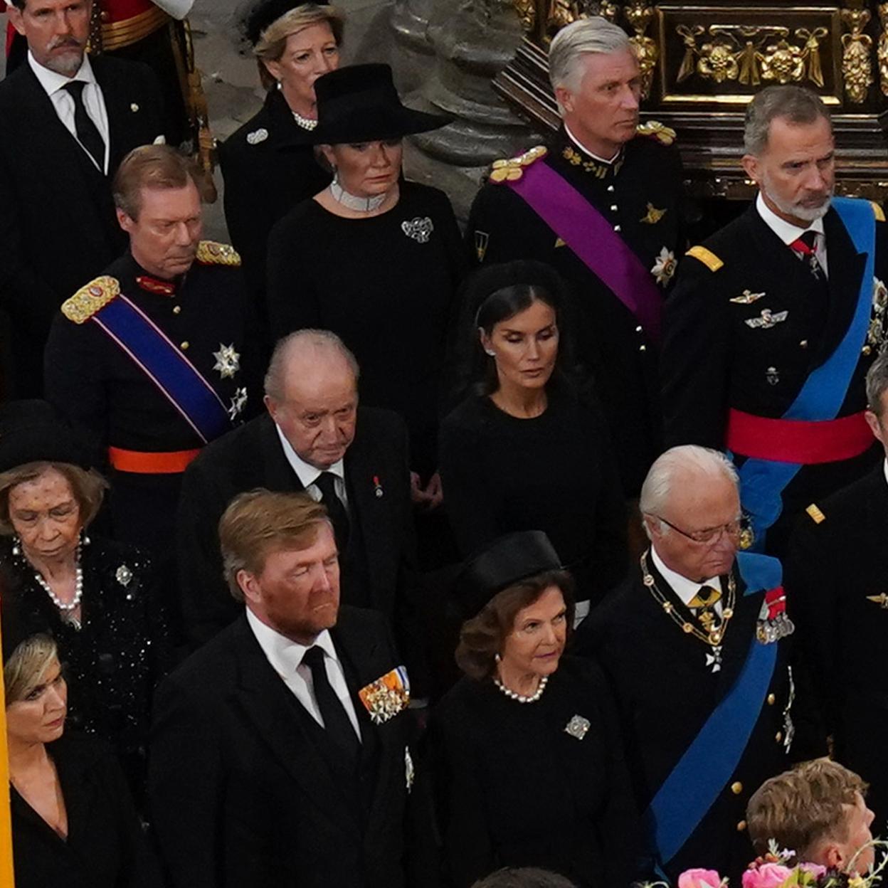 La reina Letizia se sentó junto al rey emérito Juan Carlos y detrás de los reyes de Holanda, Suecia y Dinamarca en el funeral de Isabel II. 