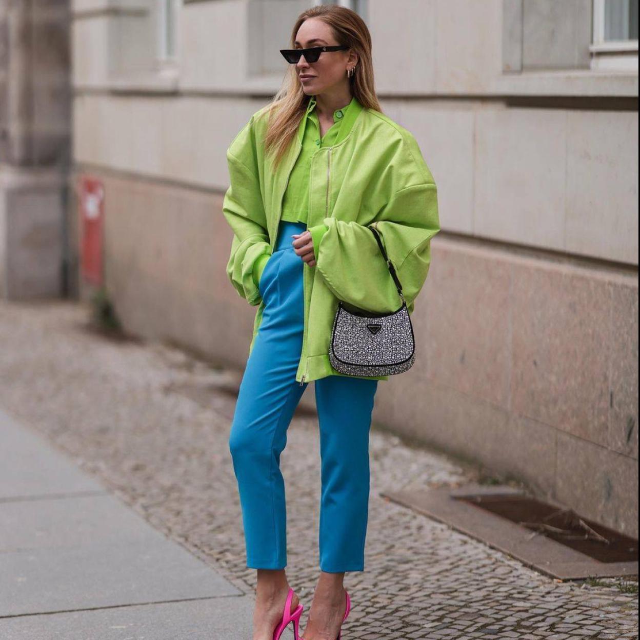 La influencer luce un chaqueta bomber acolchada en los tonos de la temporada