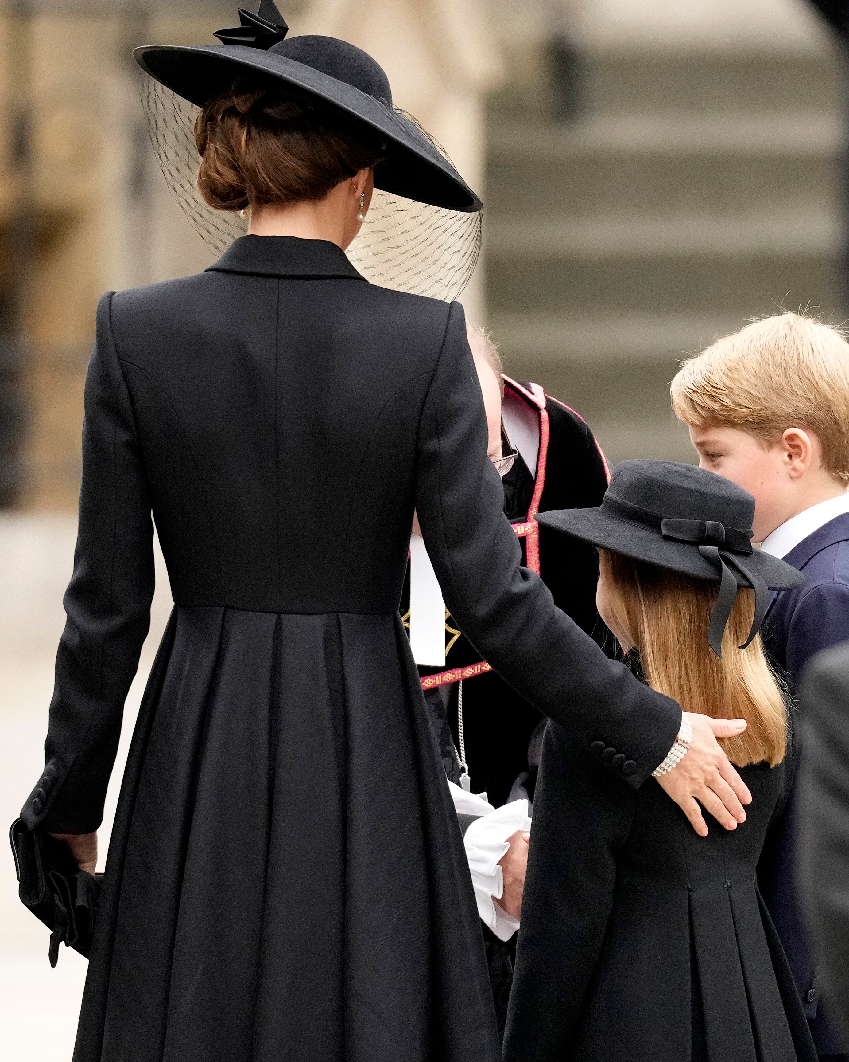 La princesa de Gales ha llegado al funeral de la reina Isabel II acompañada de sus hijos, los príncipes George y Charlotte.