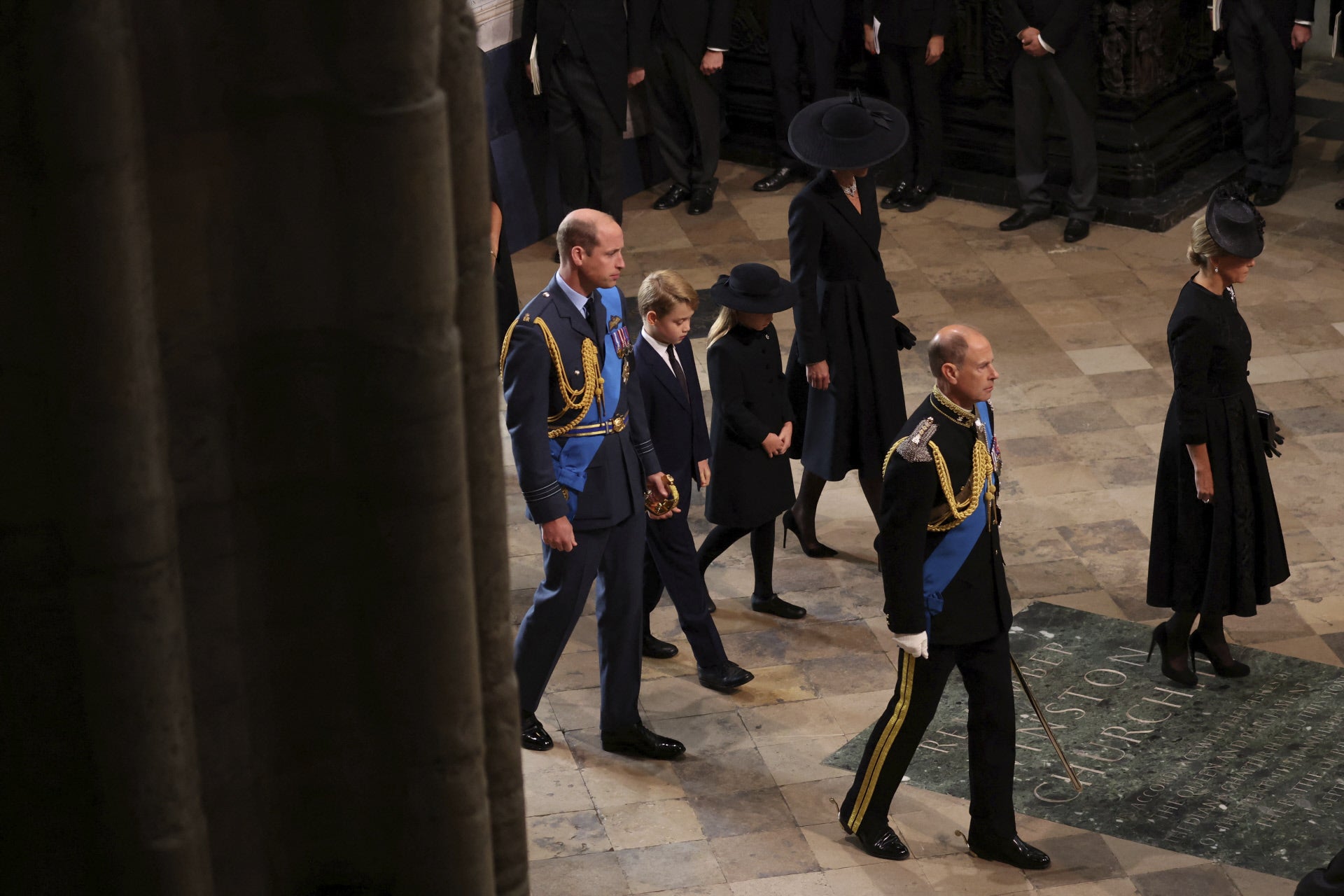 Los príncipes de Gales, Guillermo y Kate Middleton, junto a sus dos hijos mayores, el príncipe George y la princesa Charlotte, a su entrada a la Abadía de Westminster para despedir a la reina Isabel II.