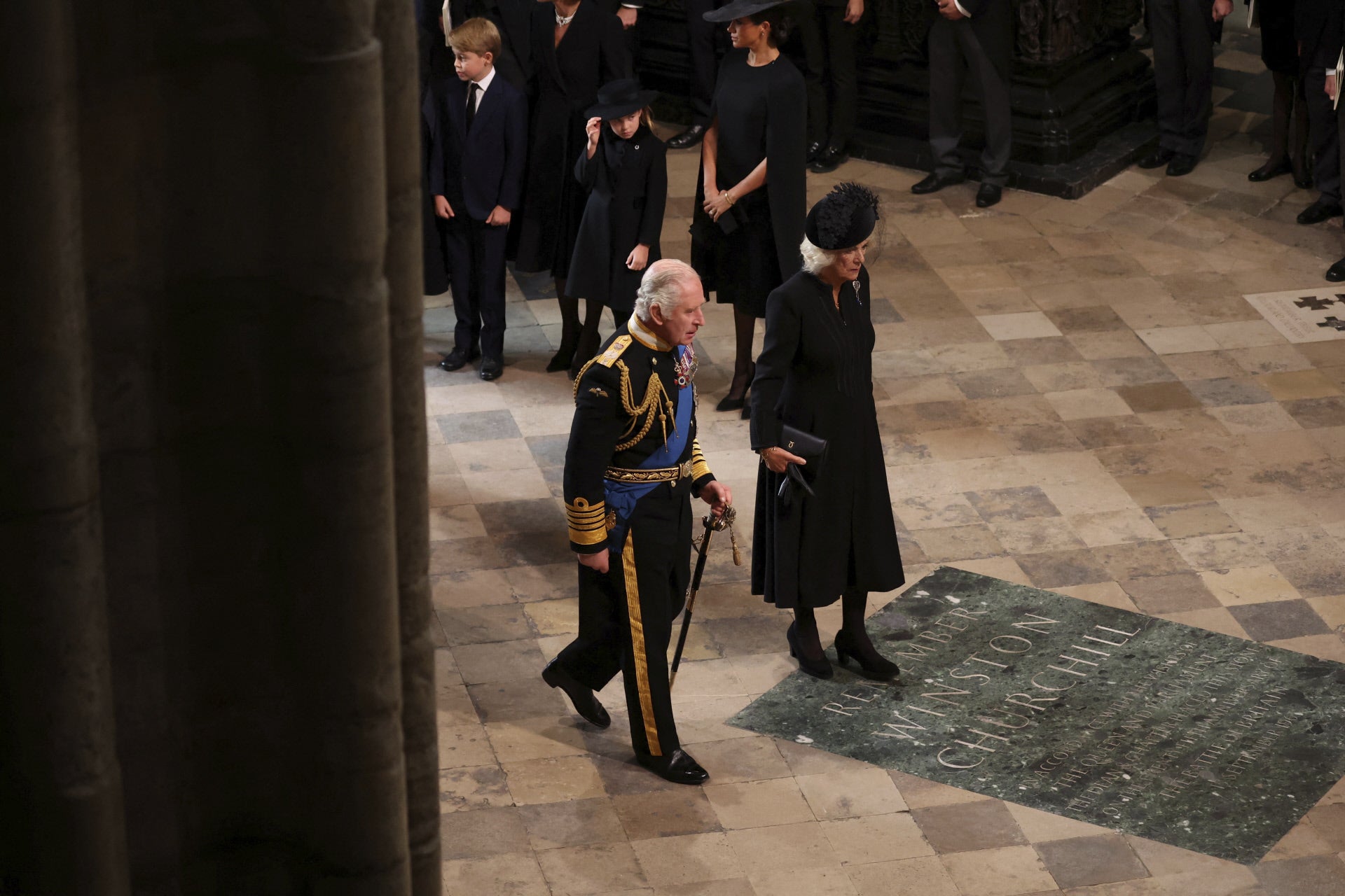El rey Carlos III de Inglaterra y la reina Camilla entran en la Abadía de Westminster para el funeral de la reina Isabel II.