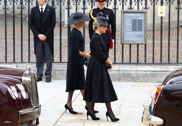 Meghan Markle ha llegado al funeral de la reina Isabel II acompañada de Sophia, la condesa de Wessex.