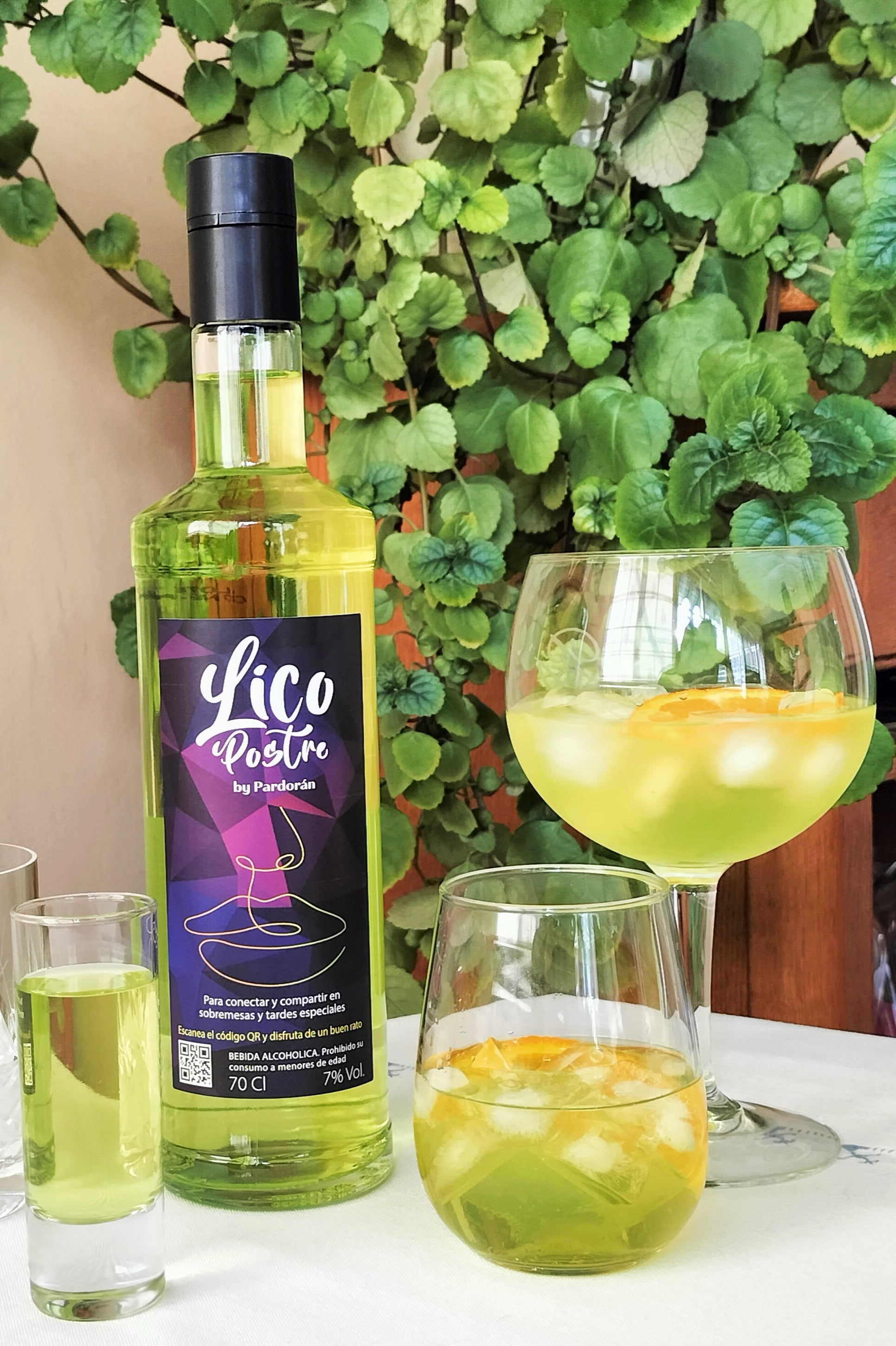 Lico Postre by Pardorán, un nuevo capricho gourmet que encantará a tu madre por su sabor suave y original y por su bajo contenido en alcohol. Por eso, es perfecto para brindar juntas en cualquier ocasión (aperitivos, sobremesas, tardeo, copa de noche) con mucho hielo y una rodaja de naranja o, si preferís, mezclado con vermouth blanco o rojo.