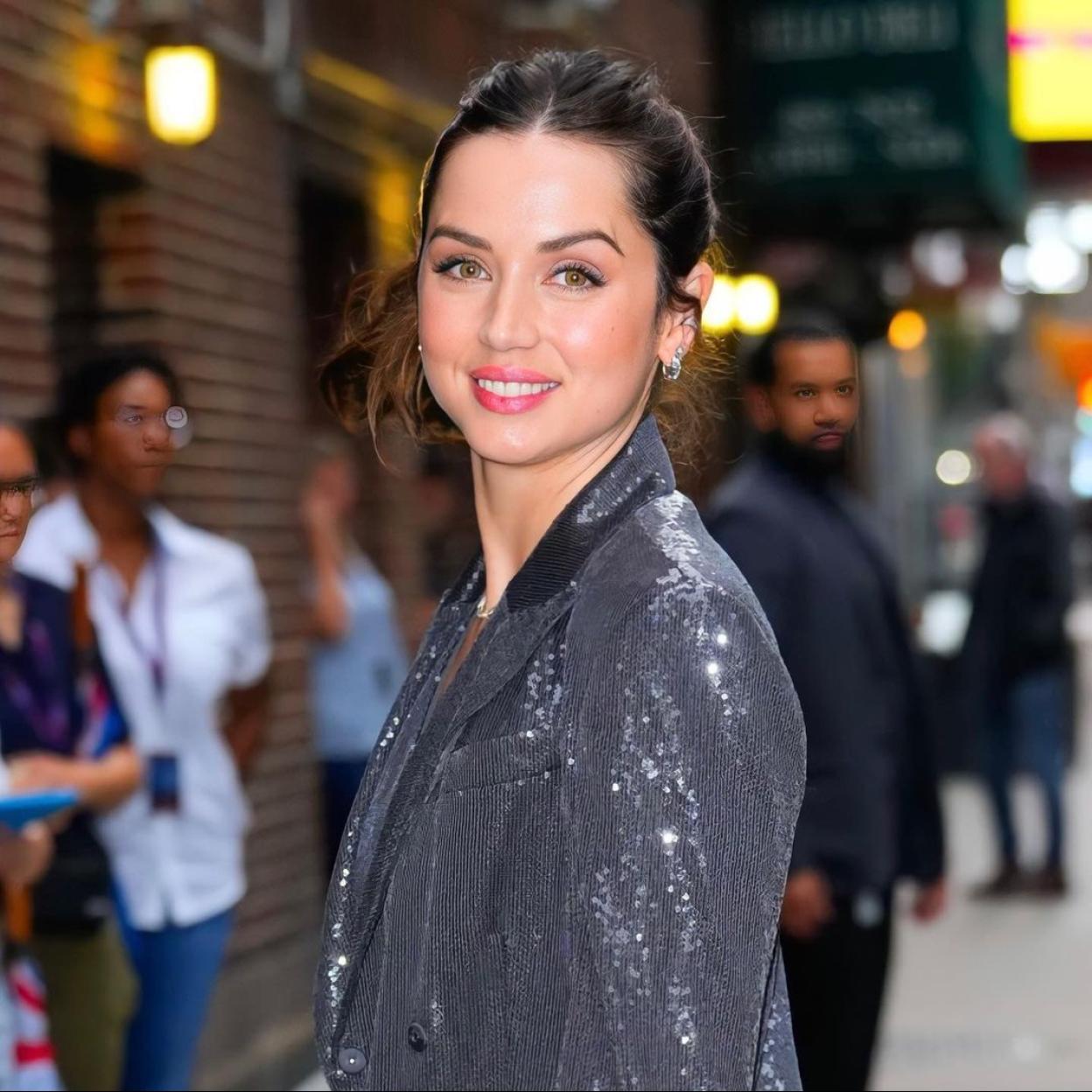 Dice Ana de Armas que vayas buscando un traje de lentejuelas porque será tu mejor aliado