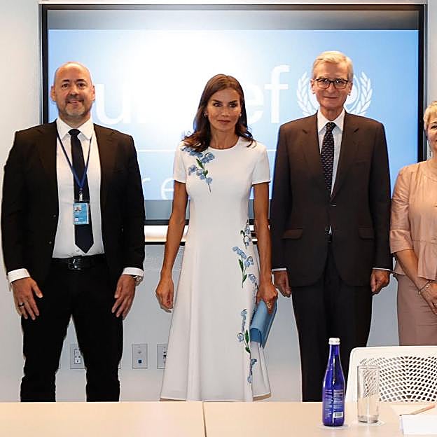 La reina Letizia en la reunión con el vestido blanco más elegante.
