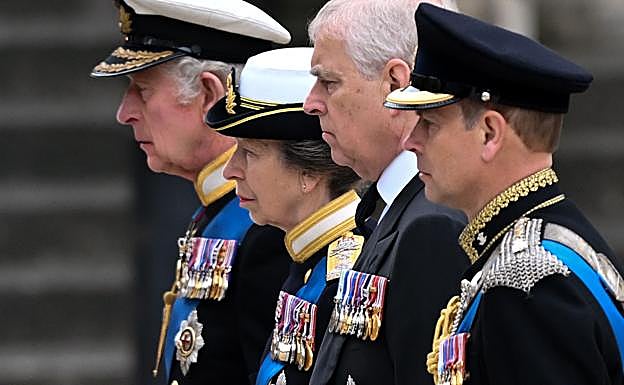 Los cuatro hijos de Isabel II se despidieron por útlima vez de su madre: el rey Carlos III, la princesa real Ana, el príncipe Andrés y el príncipe Eduardo. 