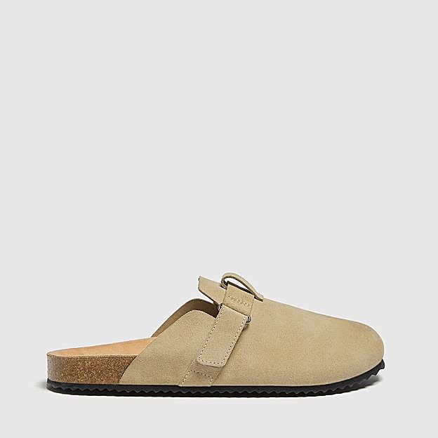 Zueco de piel de Pull&Bear, 29,99€.